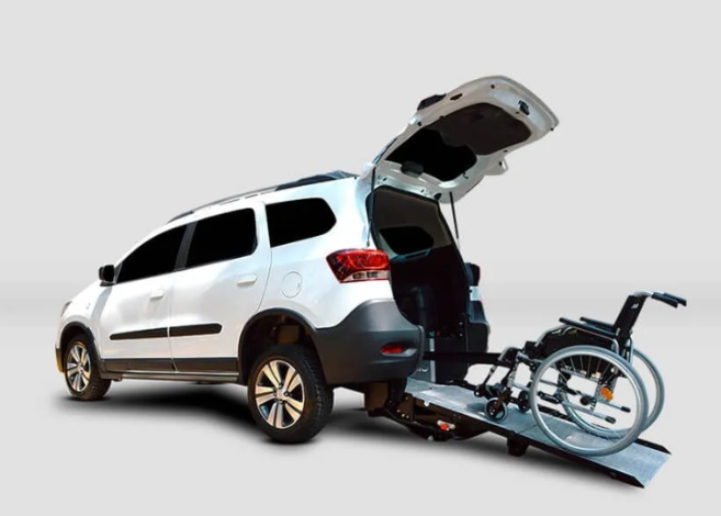 Carro adaptado com rampa traseira e cadeira de rodas
